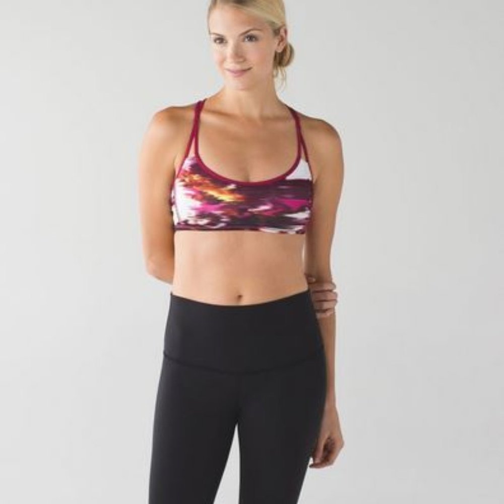 💥LULULEMON “lighten Up" Sports Bra - Size 8 - Picture 2 of 15